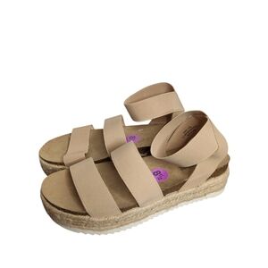 NWOT Cushionaire Mandy Espadrille Sandals Platform size 8.5M